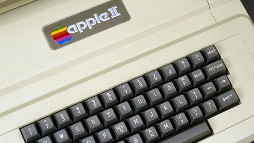 FOTOS: Halla en el ático de sus padres una computadora Apple de más de 30 años totalmente funcional