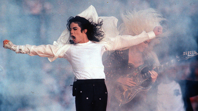 Exdoméstica de Michael Jackson afirma que vio al cantante "acariciar y besar" niños que visitaban su mansión