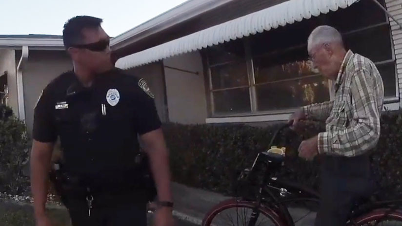 VIDEO: A un anciano de 80 años le roban su bicicleta y los policías le regalan una nueva