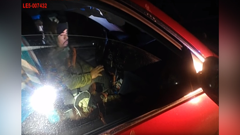 VIDEO: Mujer policía esquiva un disparo y mata a tiros al conductor de un auto que la atacó