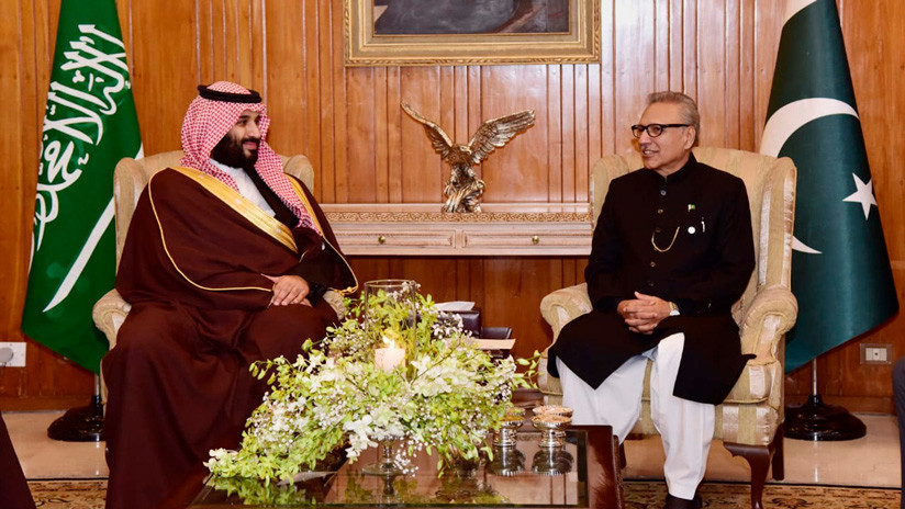 "¡Periodistas, tengan cuidado!": Pakistán regala un subfusil de oro al príncipe saudita y la Red salta