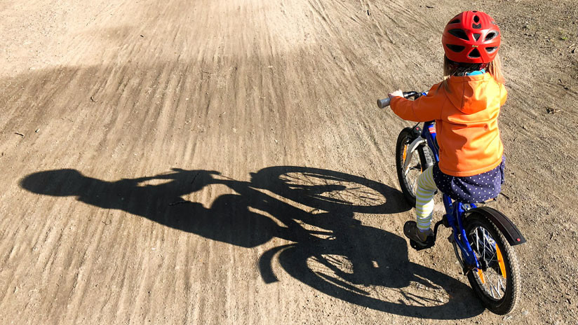 Rápida y furiosa: Una niña en bicicleta gana una 'carrera de velocidad' contra la Policía holandesa