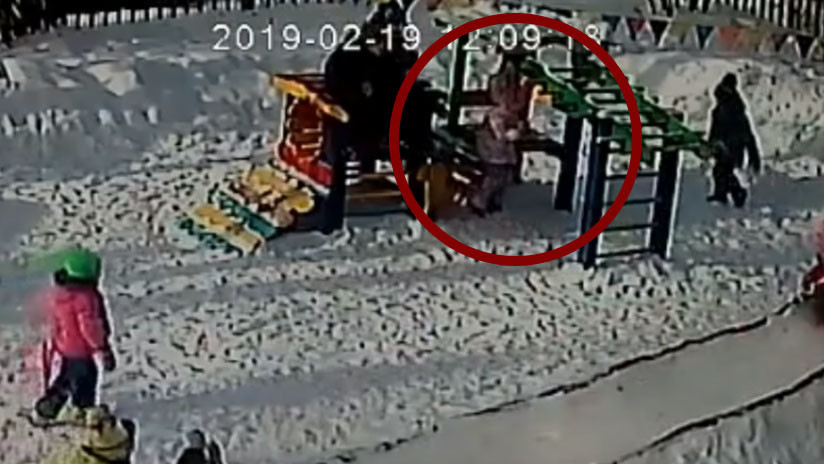 Una niña casi muere tras quedar enganchada su capucha en un juego del jardín de infantes (VIDEO)