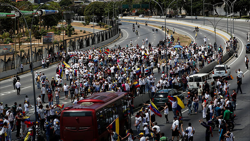 Simpatizantes de Guaidó rodean base militar aérea La Carlota de Caracas