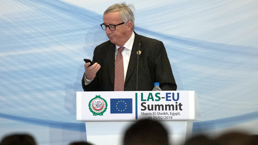 "Sospechosa habitual": el presidente de la Comisión Europea responde a una llamada en pleno discurso (VIDEO)