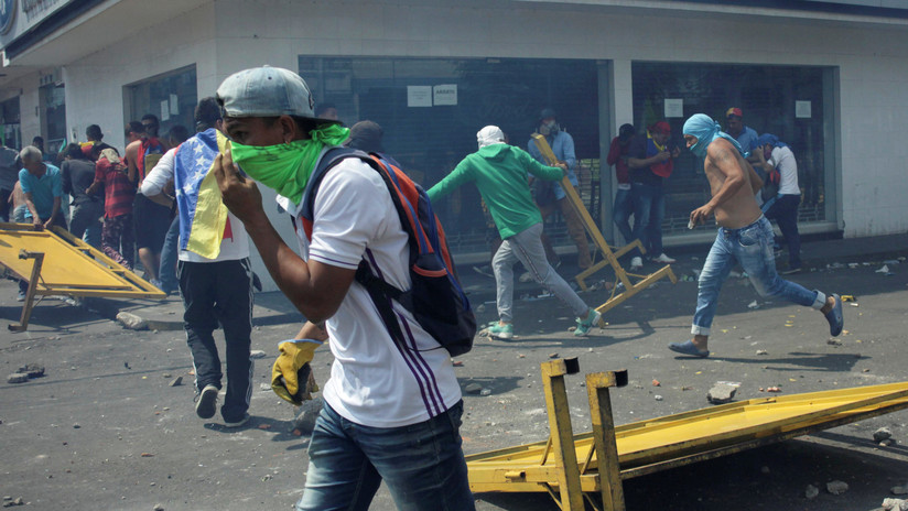 La Fiscalía venezolana imputará a ocho personas por la quema de un autobús cerca de la frontera con Colombia