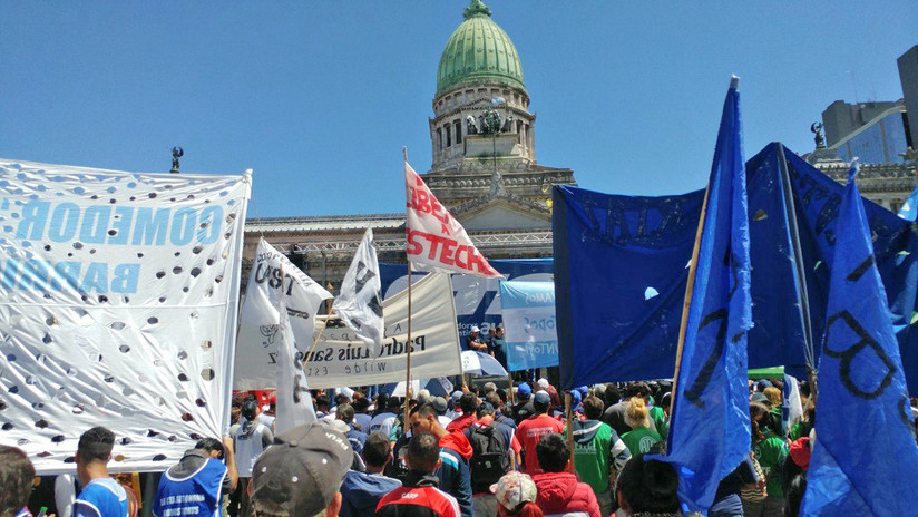 Sindicatos y movimientos sociales marchan contra el aumento de tarifas públicas en Argentina