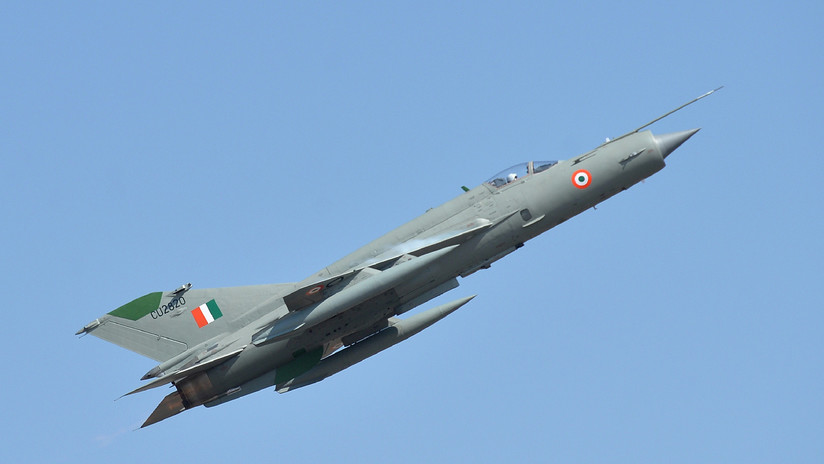India anuncia haber derribado un avión de combate pakistaní y perdido una aeronave