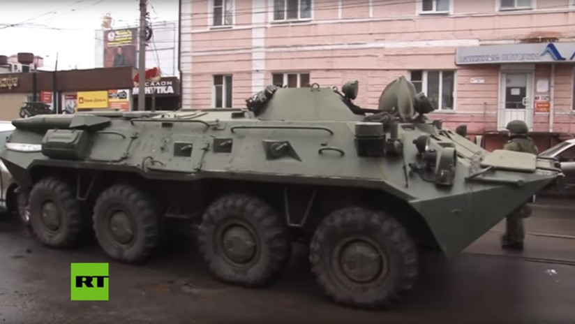 VIDEO: Cuatro coches quedan atrapados entre vehículos blindados en una calle rusa