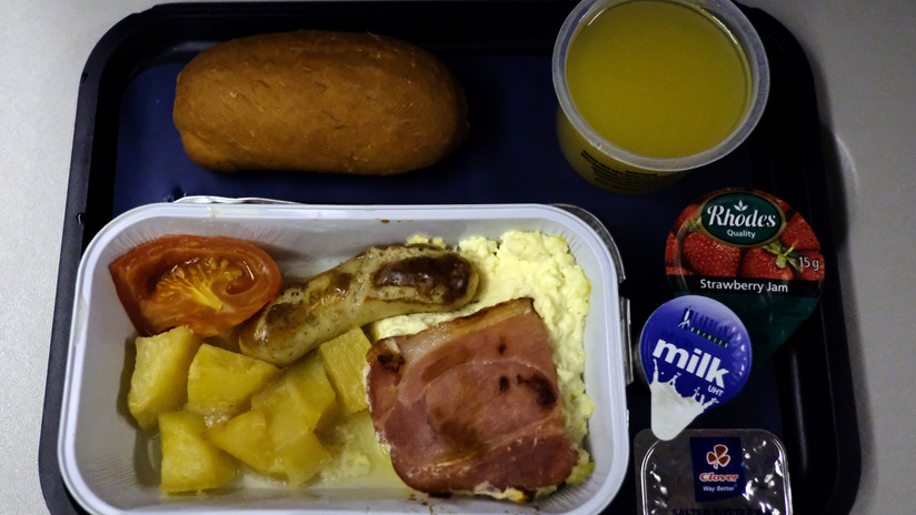 Un pasajero de la mejor aerolínea del mundo encuentra un diente humano en su comida de avión