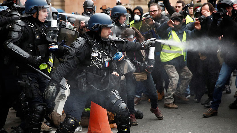 VIDEO: Policía francés rocía con gas pimienta a un activista de los 'chalecos amarillos' en silla de ruedas