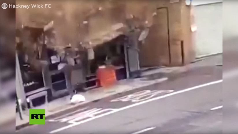 VIDEO: Un techo de ladrillo se desploma sobre una vereda en Londres y por poco aplasta a un transeúnte