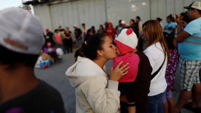 VIDEOS: Inmigrantes irregulares cruzan en masa la frontera con EE.UU. con niños en brazos