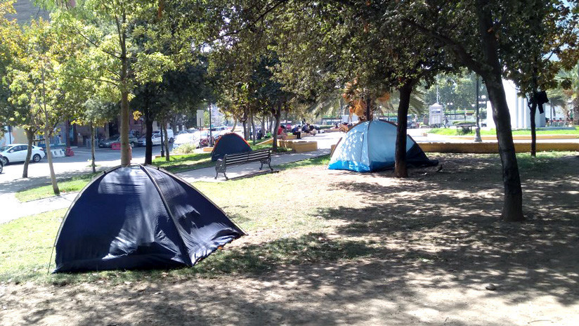 La otra realidad de Santiago de Chile: Así es la difícil vida de los sintecho que acampan en los parques (VIDEO)