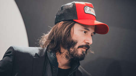 VIDEO: Keanu Reeves se transforma en guía de viaje y anima a sus compañeros de vuelo tras un aterrizaje forzoso