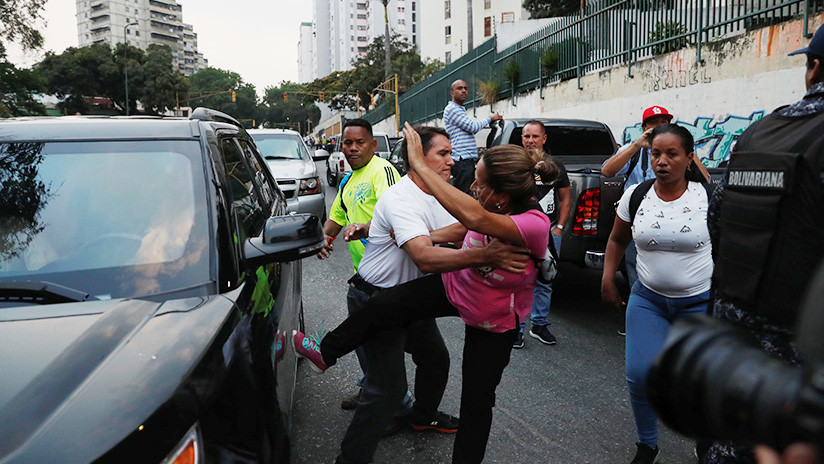 "¿Qué clase de dictadura es esta?" Un periodista habla sobre los policías venezolanos que protegieron a Juan Guaidó