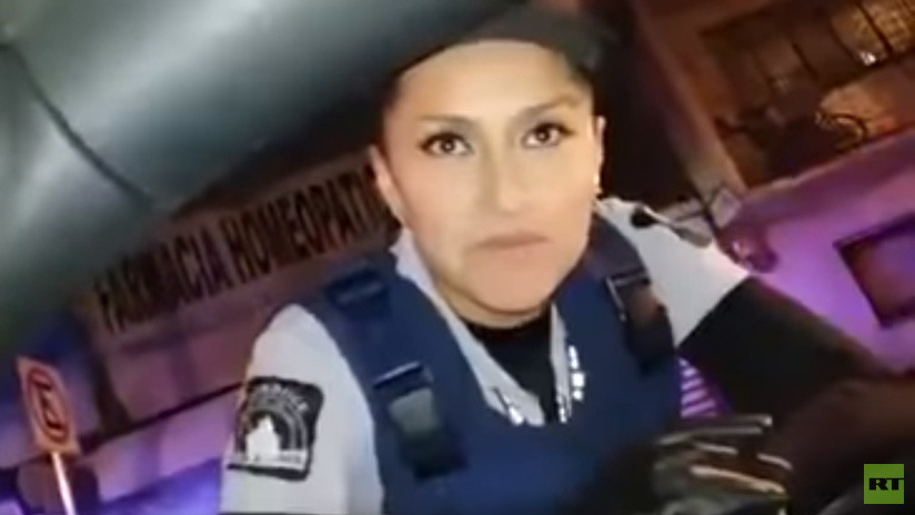 Reacción de sorpresa: Conductor mexicano piropea a una oficial y esta le lanza un beso (VIDEO)