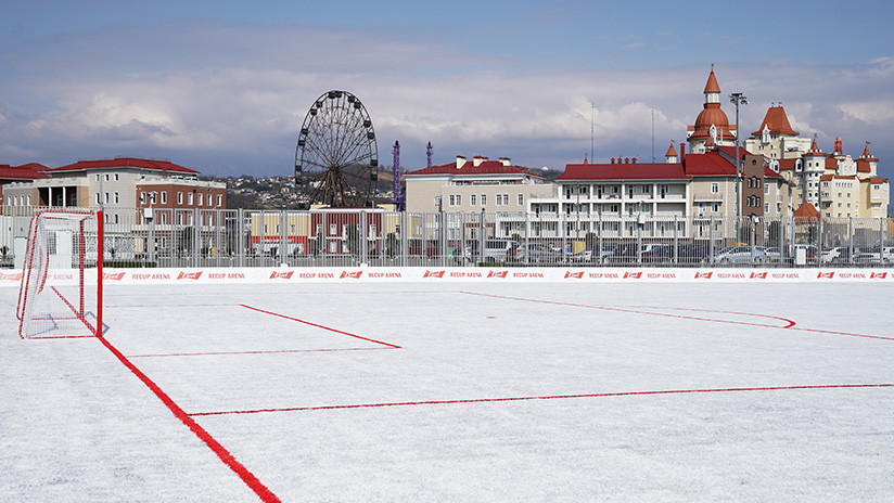 No es nieve: Inauguran en Rusia un campo de fútbol hecho a partir de 50.000 vasos de plástico recicladas (FOTOS)