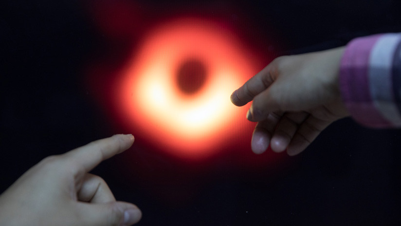 Un 'donut', un ojo gatuno o la torre de Mordor: los internautas reaccionan con memes a la primera foto de un agujero negro