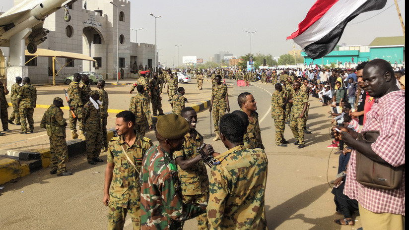 El Ejército de Sudán derroca al líder que gobernó ese país durante casi 30 años