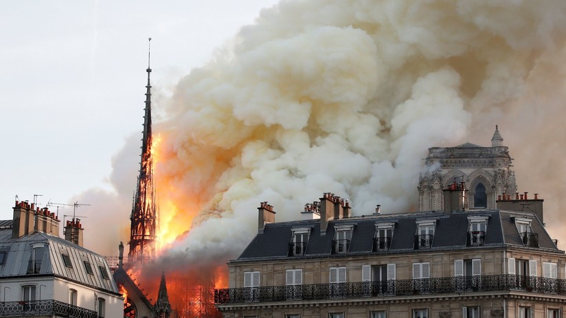 VIDEO: Momento del derrumbe de la aguja de la catedral de Notre Dame de París