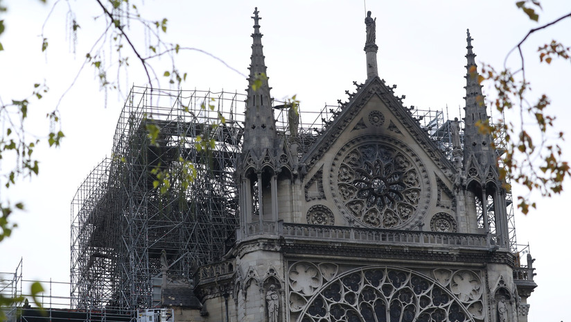 Extinguen por completo el incendio en la catedral de Notre Dame