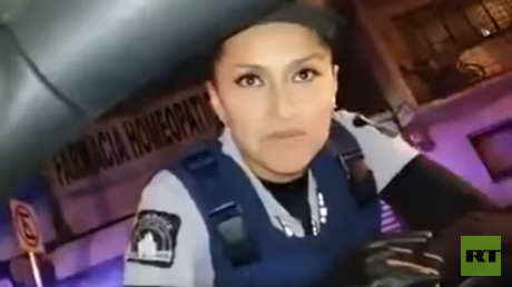 Reacción de sorpresa: Conductor mexicano piropea a una oficial y esta le lanza un beso (VIDEO)