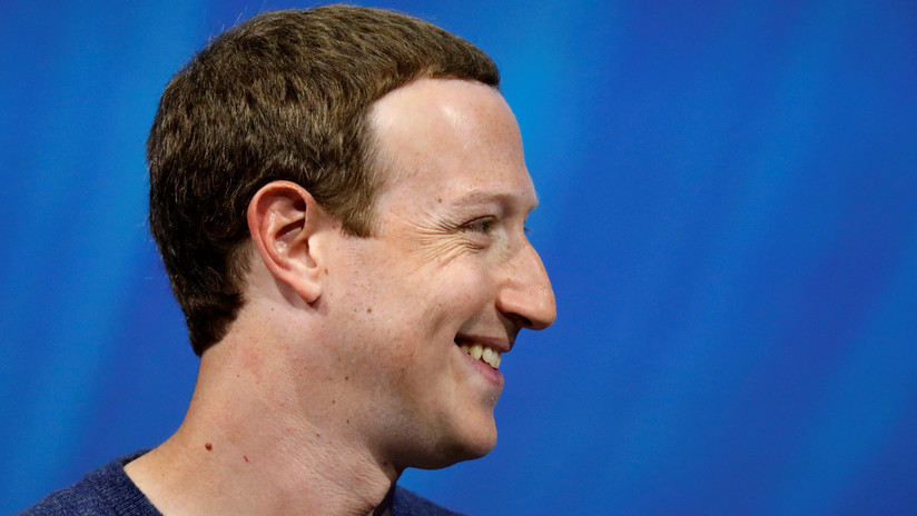 VIDEO: Zuckerberg bromea en público sobre la cuestionada privacidad en Facebook y nadie se ríe