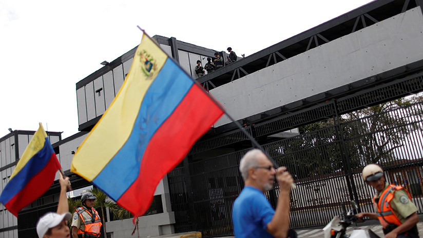 Guaidó fracasa en la convocatoria frente a los cuarteles y admite "errores" de cálculo sobre el apoyo de las FANB