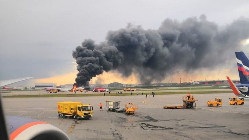 Gritos y llamas: Publican un escalofriante video desde el interior del avión incendiado en Moscú 