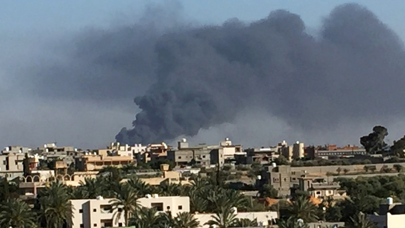 Fuerzas del mariscal libio que desafía a la ONU bombardean blancos en Trípoli y destruyen un cuartel general