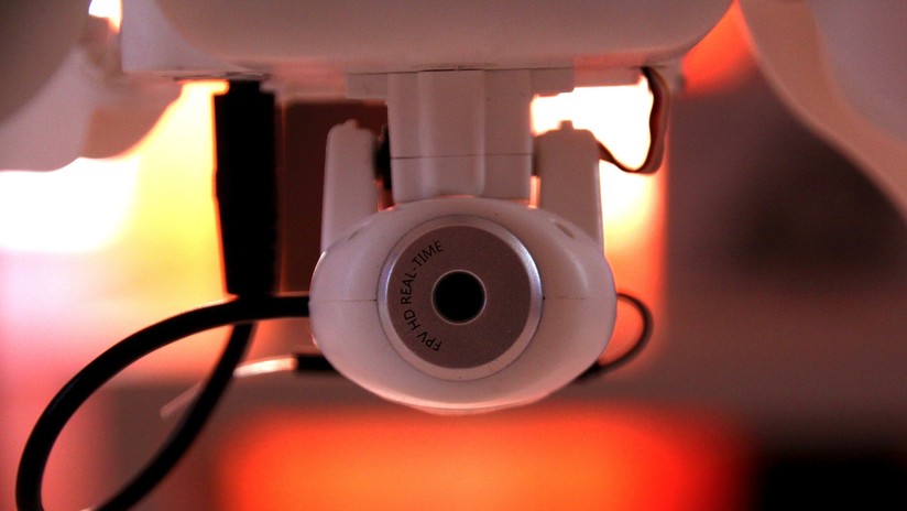 FOTO: Halla una cámara espía enfocada sobre su cama en un piso alquilado a través de Airbnb