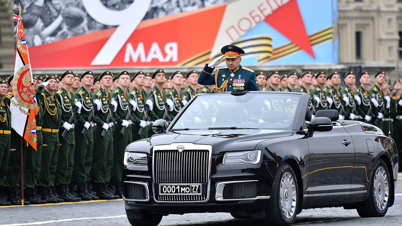 VIDEO: La limusina descapotable rusa Aurus hace su debut en la Plaza Roja en el Día de la Victoria 