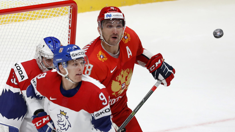 VIDEO: Jugador ruso de hockey salva a un compañero de recibir el impacto de un disco en la cara