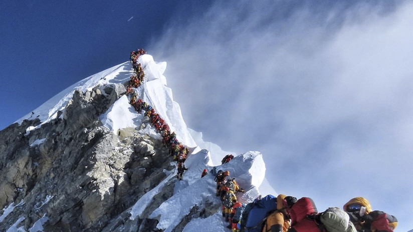 El alpinismo masificado en el Everest deja colas kilométricas y muertos (VIDEO, FOTO)