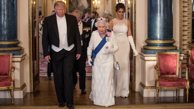 VIDEO: Trump parece romper otra vez el protocolo real británico al tocar a la reina Isabel II