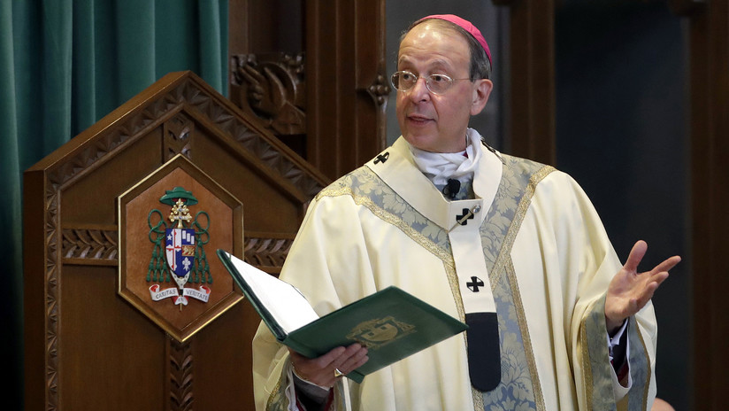 El alto clérigo que investigó a un obispo por malversación y abusos sexuales no comunicó al Vaticano que había recibido dinero del acusado