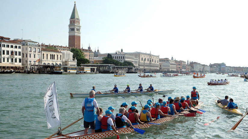 La colorida y popular regata Vogalonga de Venecia en imágenes