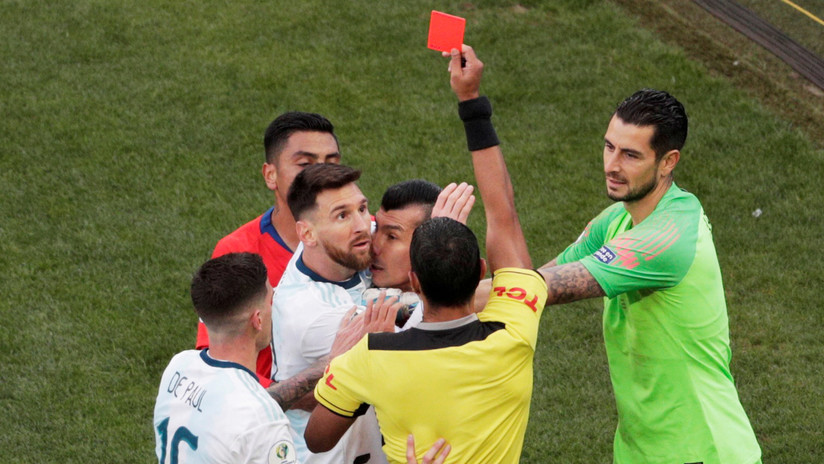 VIDEO: La tarjeta roja a Messi desata la ira de los hinchas