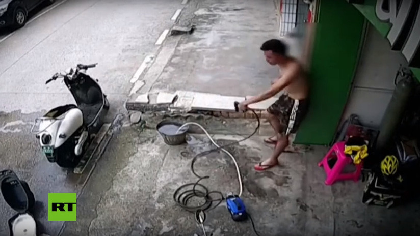 VIDEO: Intenta lavar su moto y termina retorcido por una 'eterna' descarga eléctrica 