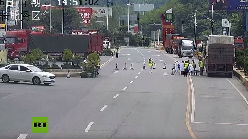 VIDEO: Un conductor chino resulta herido al reventarle la rueda de su camión cuando la intentaba arreglar