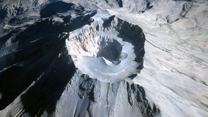 FOTO: Satélite ruso capta una imagen del volcán más activo de Perú arrojando una enorme columna de cenizas