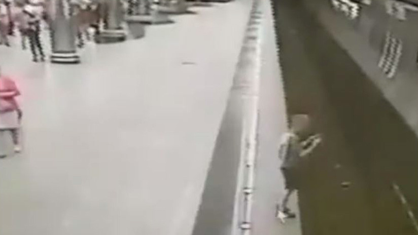 VIDEO: Un niño se distrae con su teléfono y cae a las vías del metro