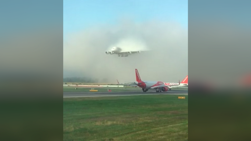 VIDEO: Un enorme avión de Emirates aparece 'de la nada' momentos antes del aterrizaje