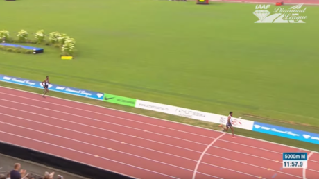 VIDEO: Un atleta sufre un fracaso al celebrar su triunfo antes de tiempo y termina en décimo lugar