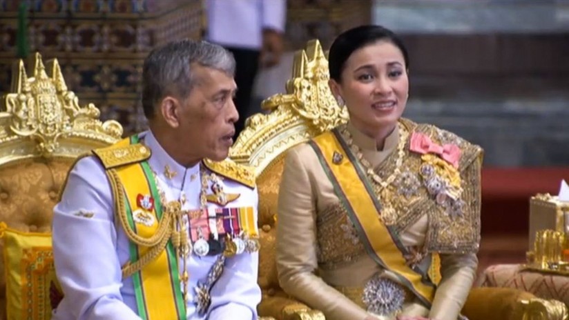 VIDEO: El rey de Tailandia proclama a una concubina por primera vez en casi un siglo y lo hace frente a su mujer, tres meses después de la boda
