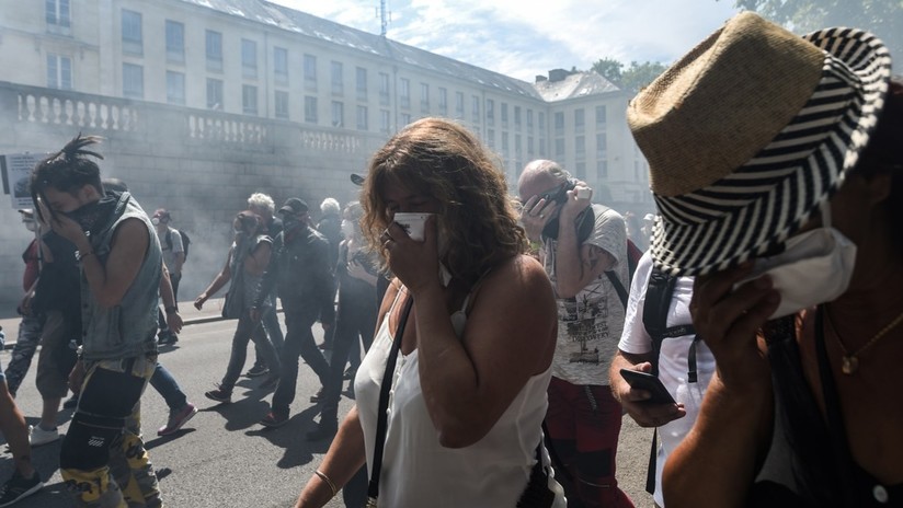 VIDEO: La Policía francesa emplea cañones de agua y gases lacrimógenos durante una marcha contra la violencia policial