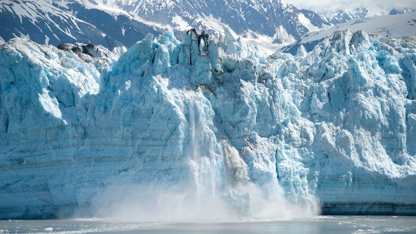 VIDEO: Kayakistas captan de cerca el sorprendente y peligroso colapso de un glaciar en Alaska