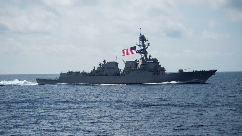 Un destructor de EE.UU. navega cerca de instalaciones militares de China en islas en disputa del sudeste asiático