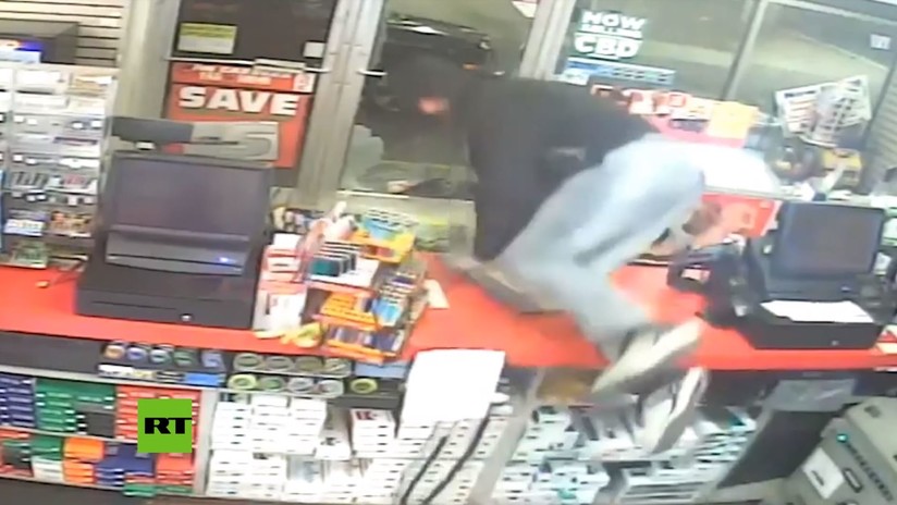 VIDEO: Un ladrón rompe una puerta para entrar en una tienda que estaba abierta